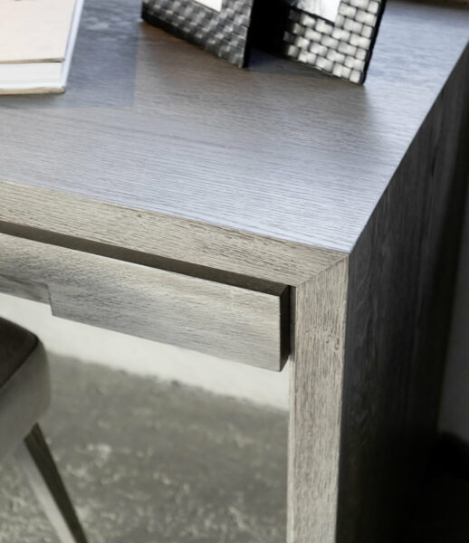 minimalistisk skrivebord i træ med skuffe i antik grey