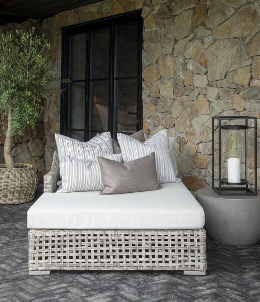 chaiselong sofa til haven og loungemøbler til terassen i nordisk og fransk landstil