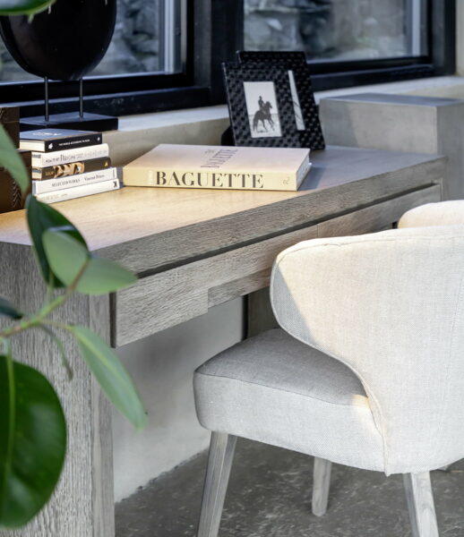 minimalistisk skrivebord i træ med skuffe i antik grey
